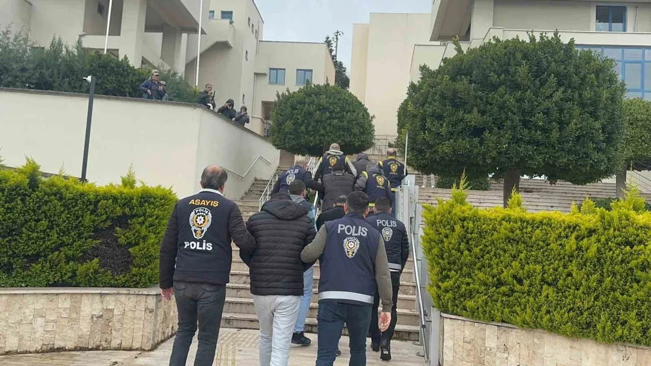 Marmaris’te Yabancı Turistleri Hedefleyen Banka Kartı Dolandırıcılığı: 4 Şüpheli Antalya’da Yakalandı ve Tutuklandı