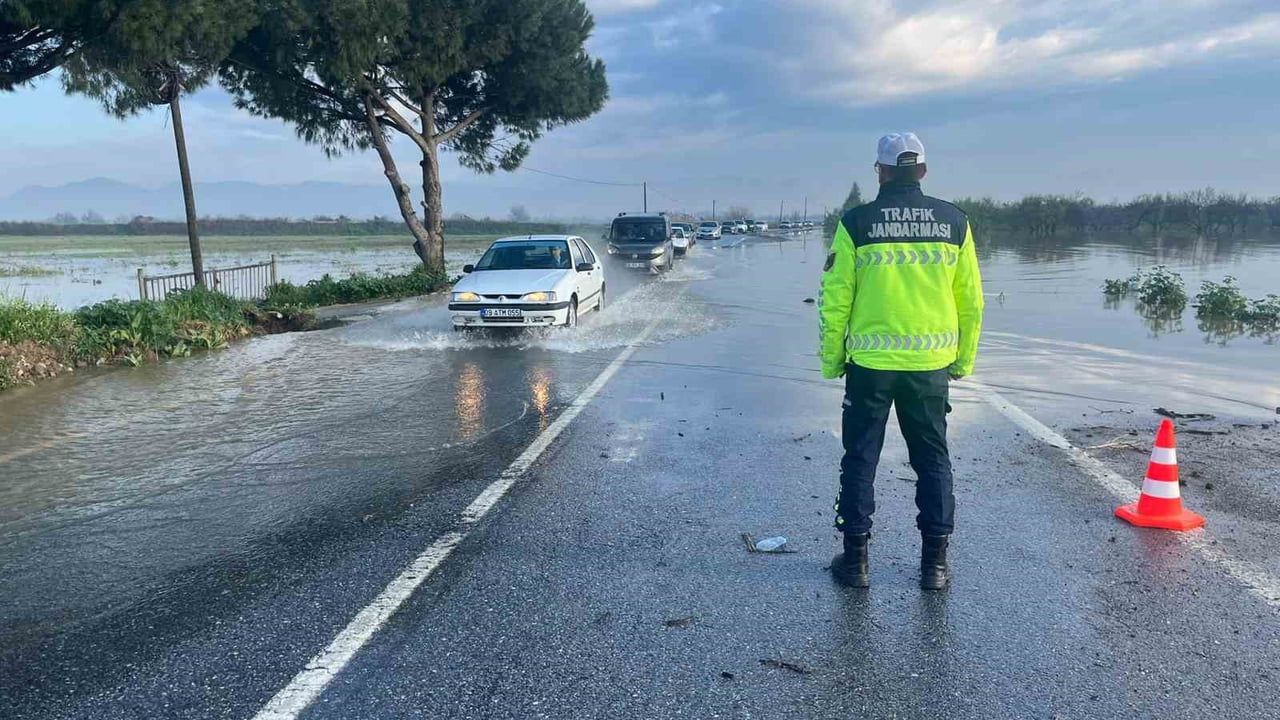 Menderes Nehri taştı: İncirliova-Koçarlı yolu sular altında kaldı, tarım arazileri zarar gördü