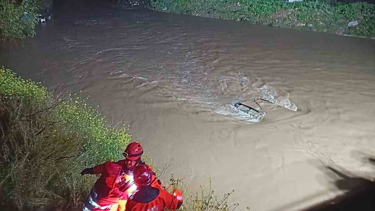 Menderes’te dereye yuvarlanan araçta mahsur kalan kişi itfaiye ekiplerince kurtarıldı