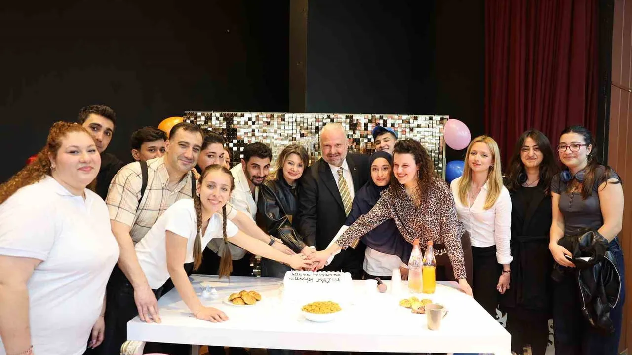 Menemen'de Dünya Tiyatrolar Günü: 'Yaşadığım Kadarı da Güzeldi' sahnelendi