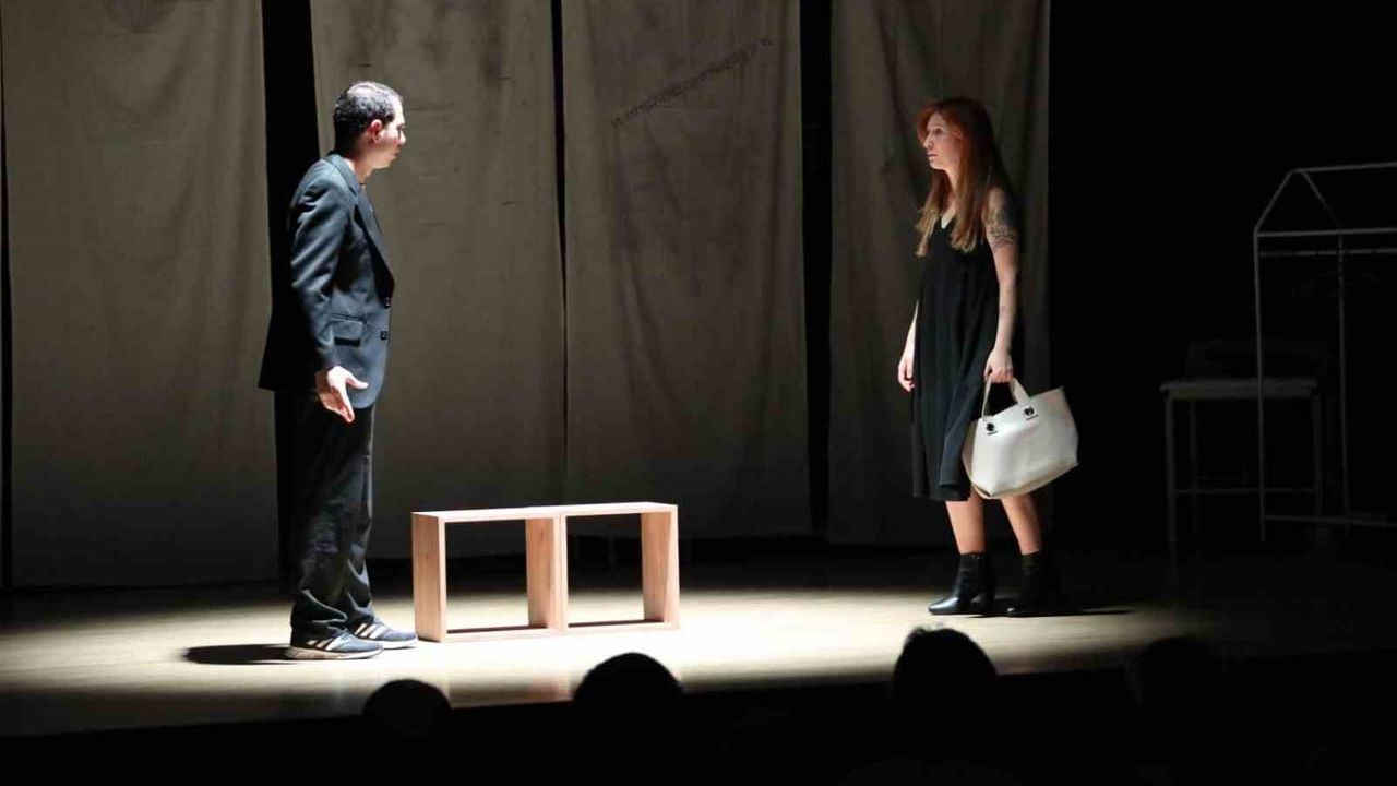 Menteşe Belediye Tiyatrosu 'Çocuk Parkı Yaraları' oyununu Fethiye'de ücretsiz sahneledi