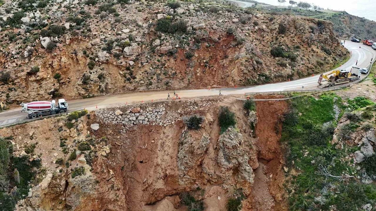 Mersin-Antalya D-400'de yol çökmesi sonrası onarım: Bozyazı-Aydıncık hattında trafik kontrollü sağlanıyor