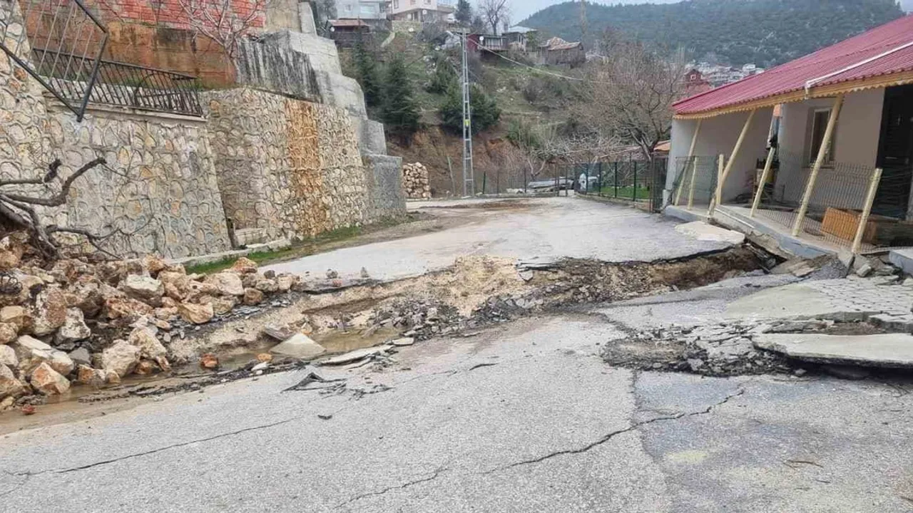 Mersin'de Fındıkpınarı'nda heyelan: Yol yarıldı, bazı evler zarar gördü