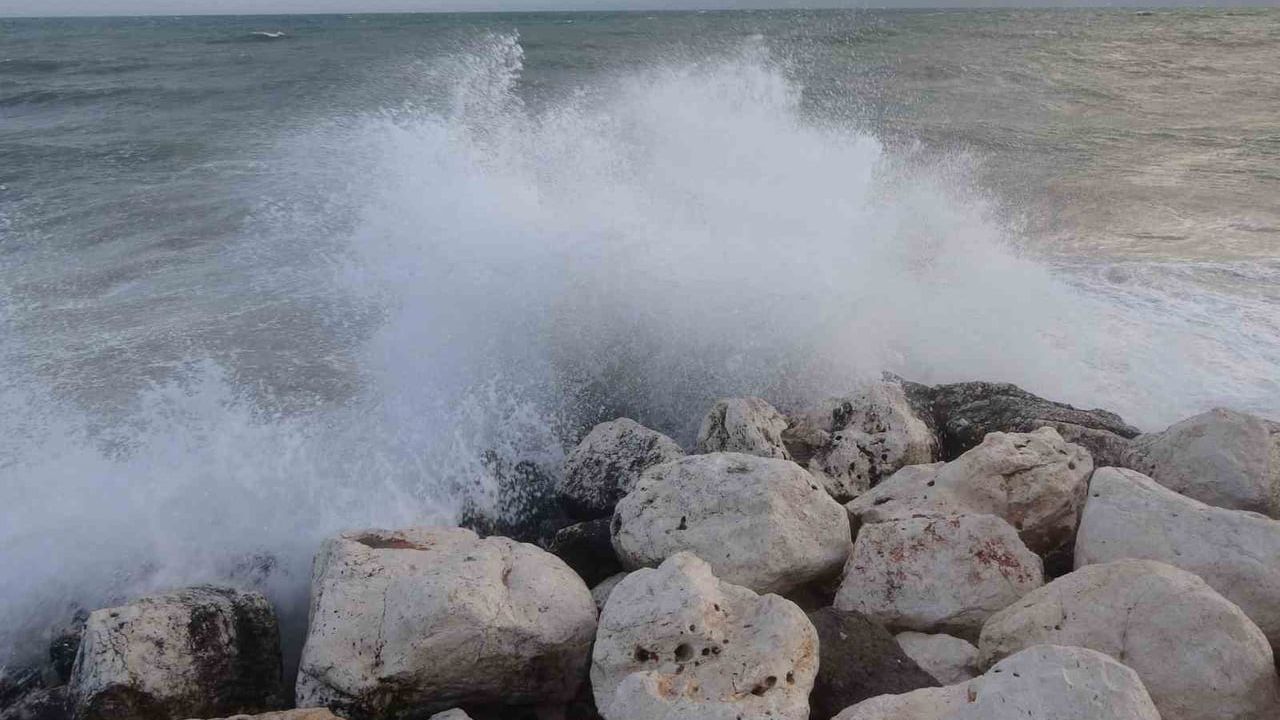 Mersin'de fırtına balıkçıları barınakta kalmaya zorladı