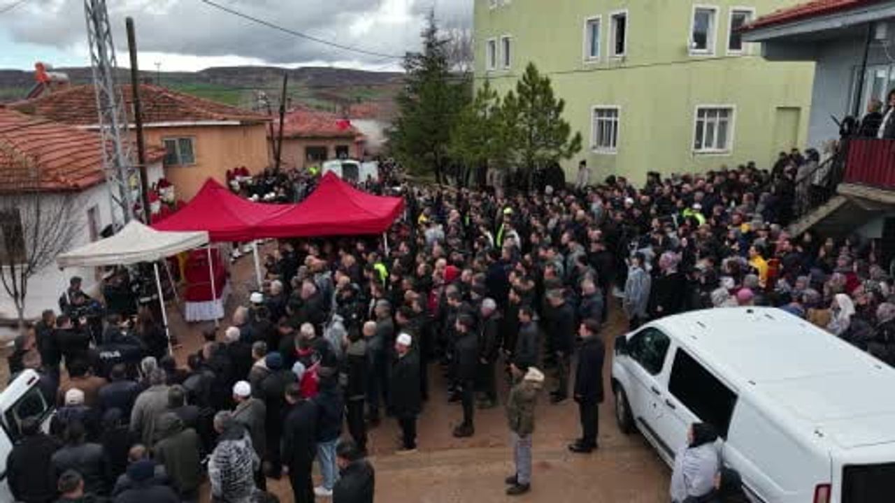 Mersin'de kaza sonucu şehit olan polis Serkan Ünal, Kırıkkale'de son yolculuğuna uğurlandı