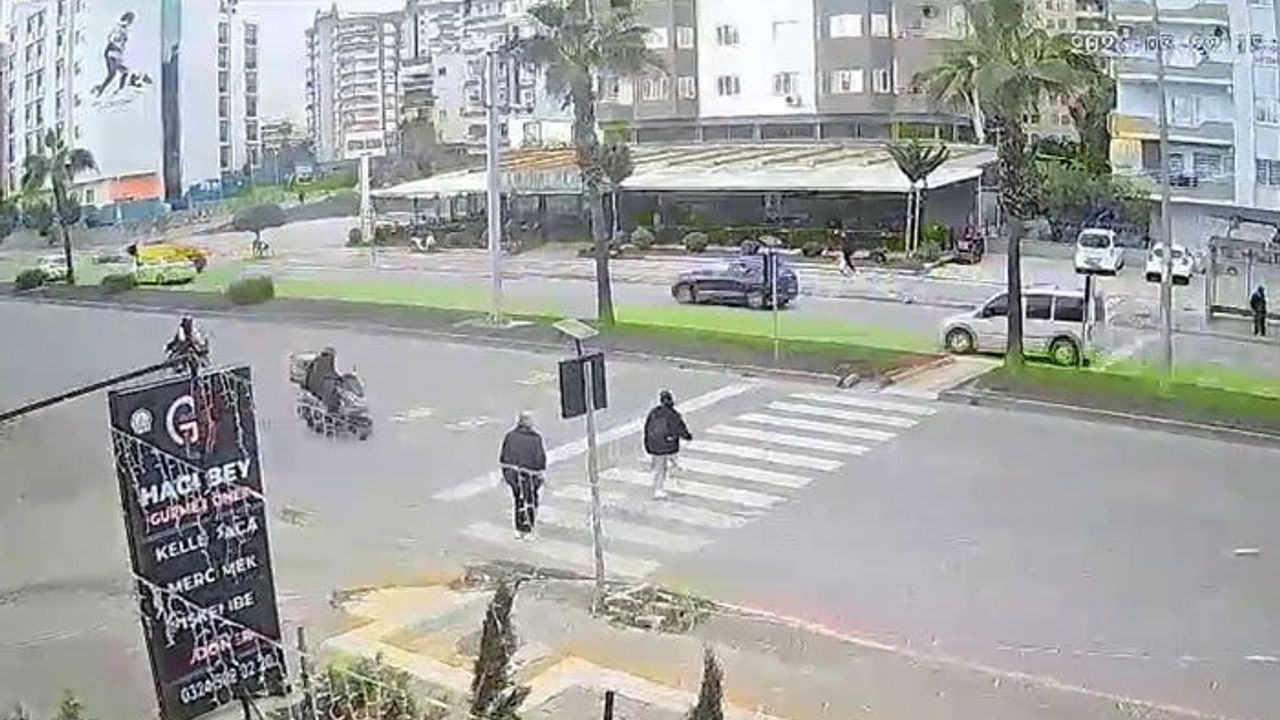 Mersin'de motokurye yaya geçidinde bekleyen kız çocuğuna çarptı; anlar güvenlik kamerasında