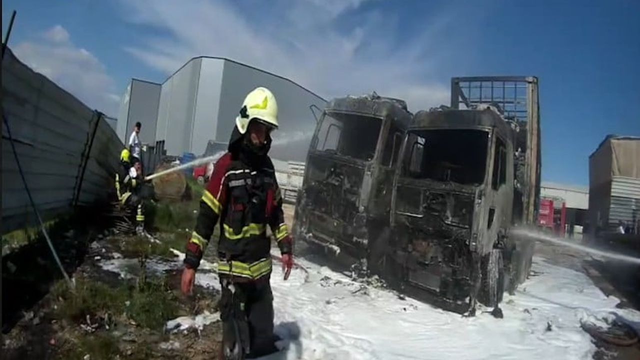 Mersin'de park halindeki tırlarda yangın: 2 tır hurdaya döndü, bir tır hasar aldı