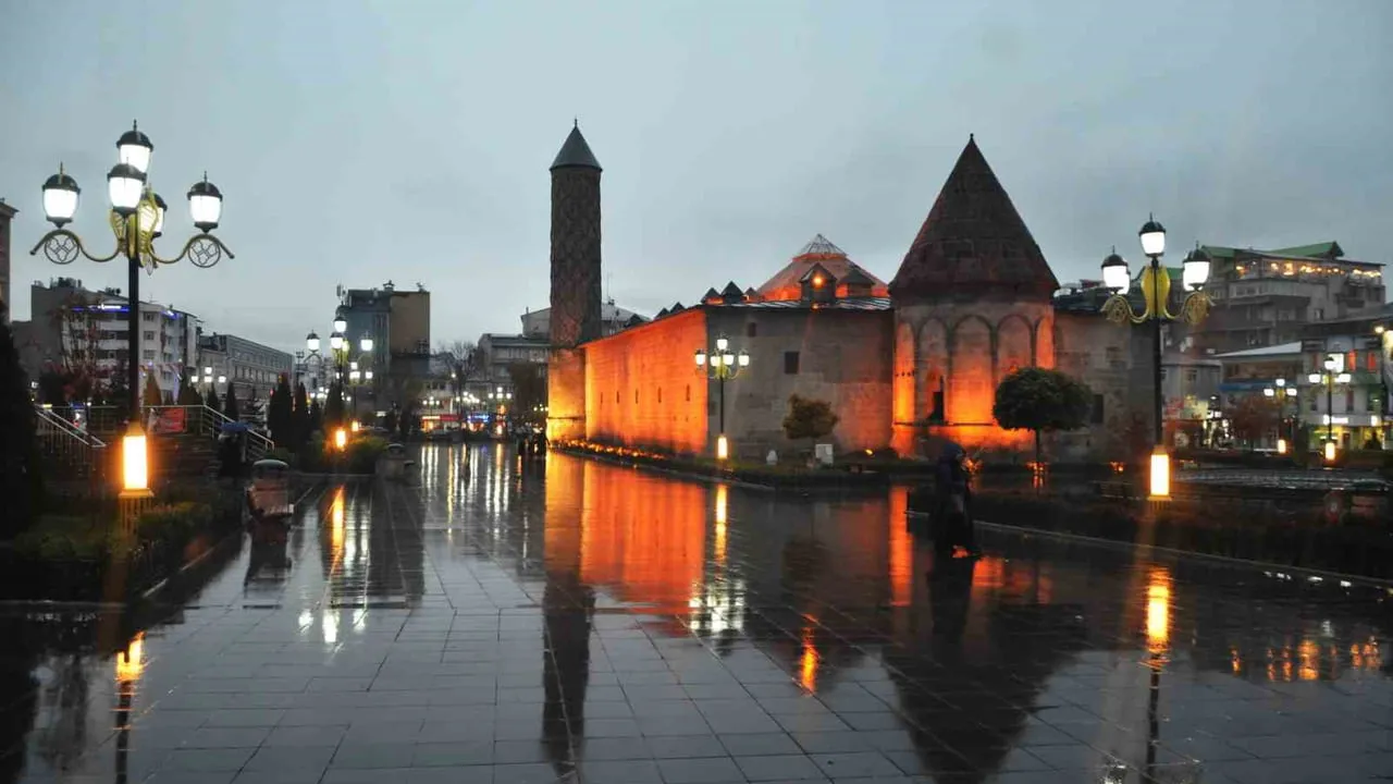 Meteoroloji 12. Bölge: Erzurum'un yükseklerinde kar, Ardahan ve çevresinde aralıklı yağmur ve karla karışık yağmur bekleniyor