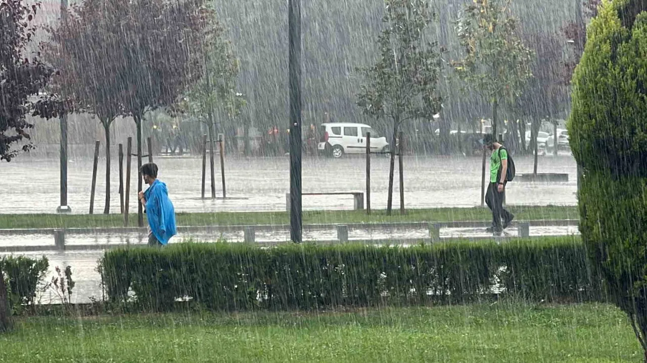 Meteorolojiden Düzce, Zonguldak, Bartın, Bolu ve Karabük için 29 Mart'ta kuvvetli yağış uyarısı