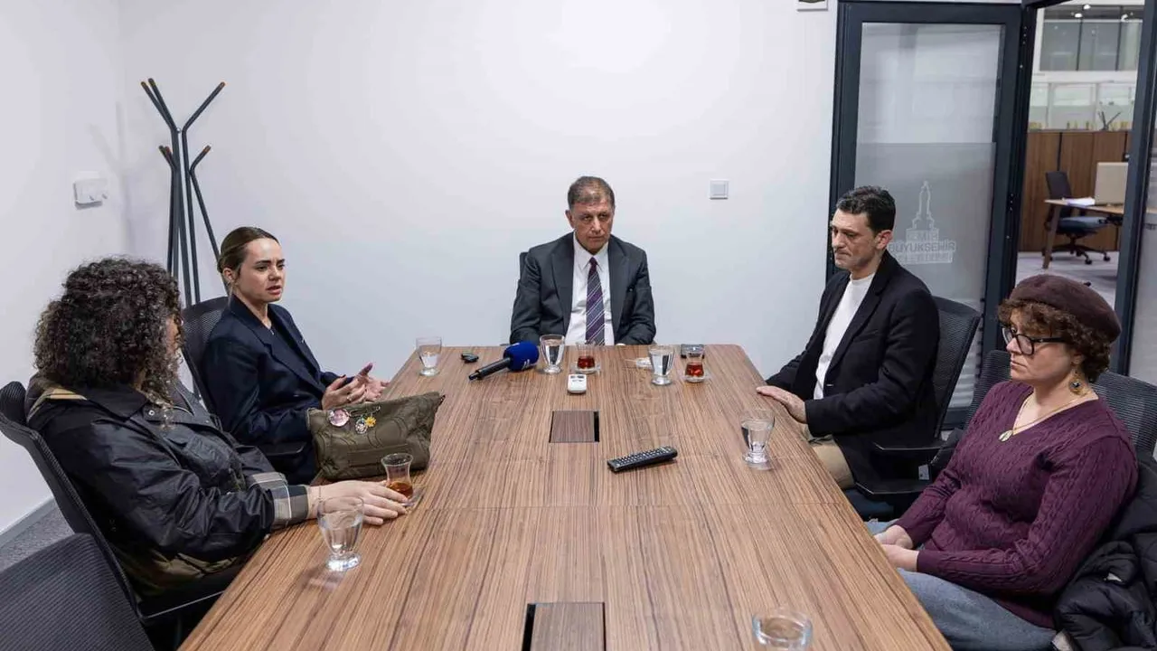 Minguzzi ailesi Başkan Cemil Tugay’ı ziyaret etti — Ahmet Minguzzi'nin adı Bostanlı kaykay parkına verildi