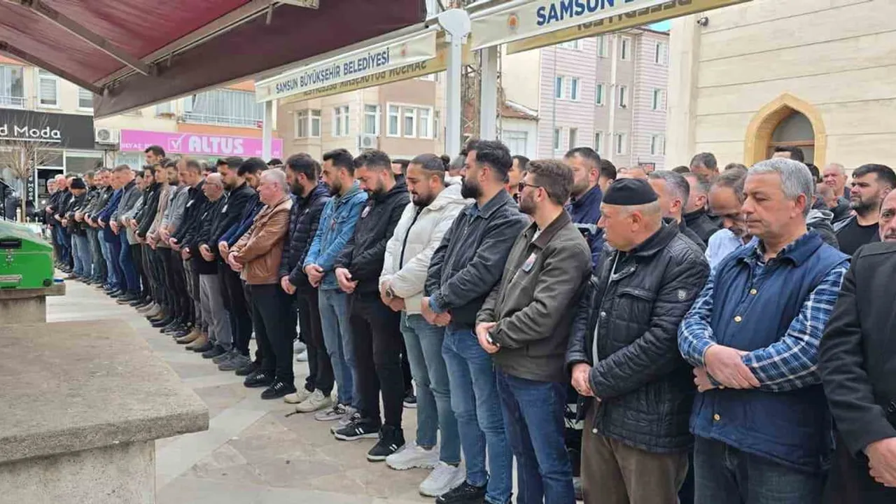 Motosiklet kazasında ölen 29 yaşındaki Kürşat Fırat Ay Vezirköprü'de defnedildi