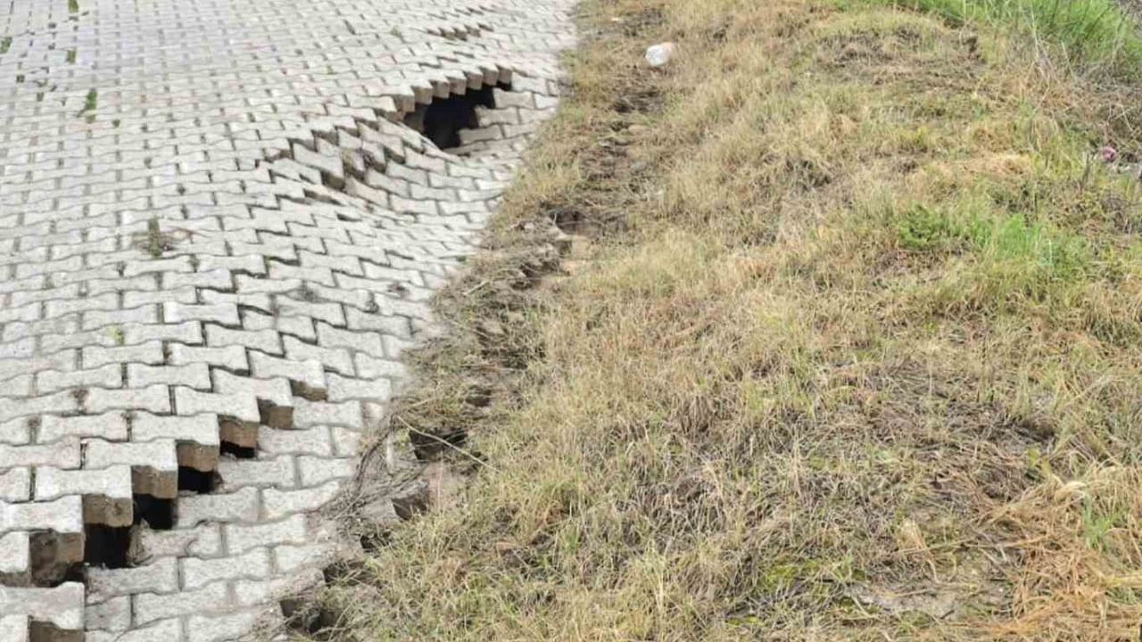 Mudanya'da Kristal Park Evleri önündeki yol yağmur sonrası yaklaşık 1 metre çöktü
