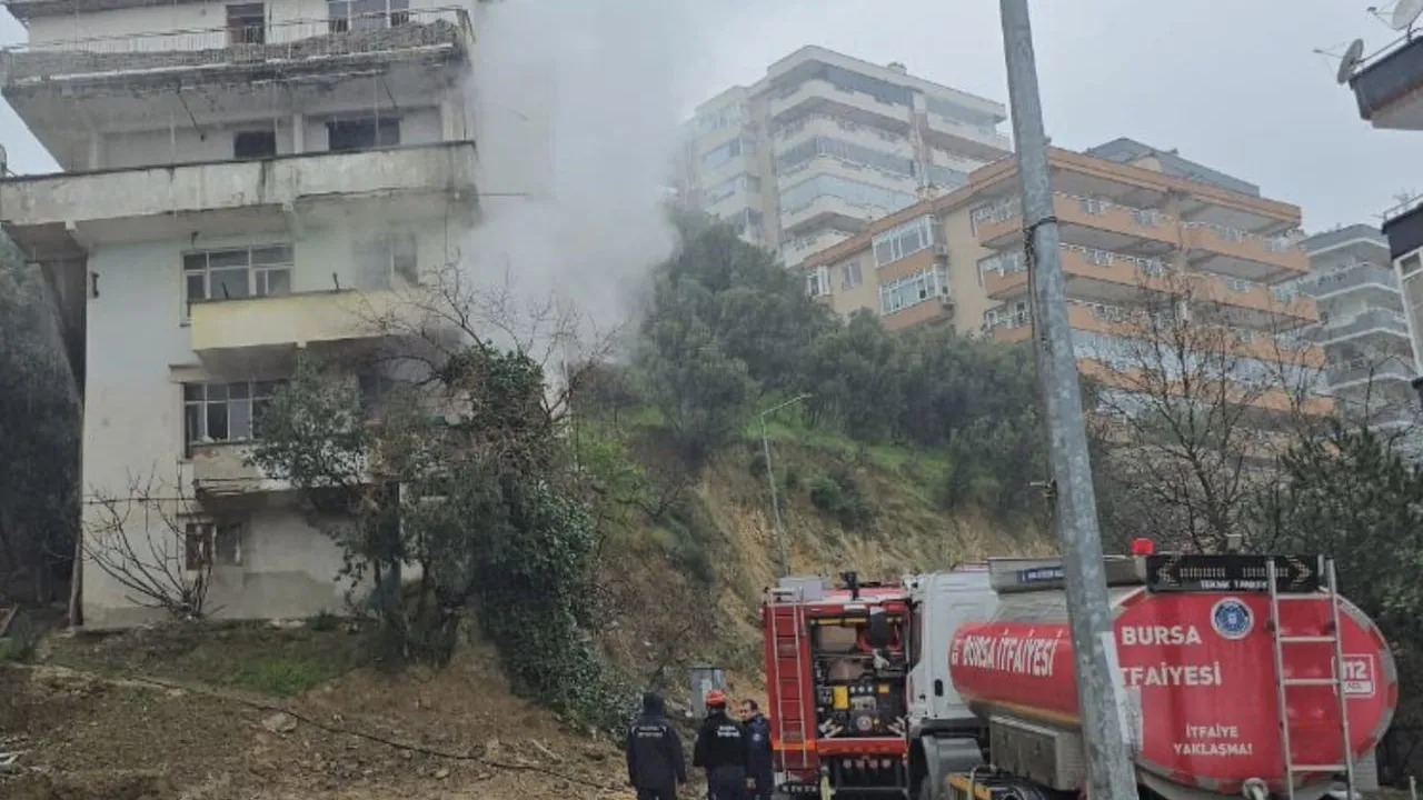 Mudanya'da kullanılmayan apartmanda yangın, itfaiyenin hızlı müdahalesi büyümeyi önledi