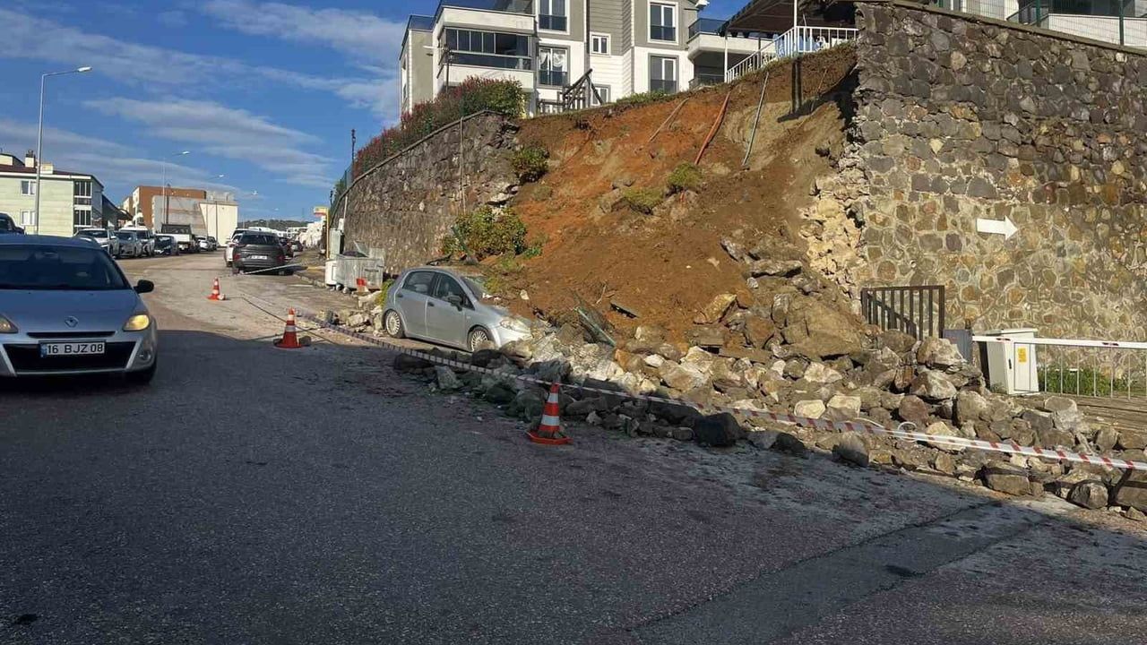Mudanya'da yağış nedeniyle istinat duvarı çöktü; park halindeki araç kullanılamaz hale geldi