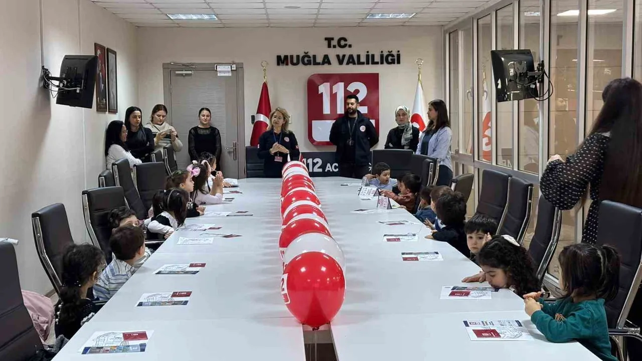 Muğla'da 3 Yaş Grubu Minikler 112'nin Hayati Rolünü Yerinde Öğrendi
