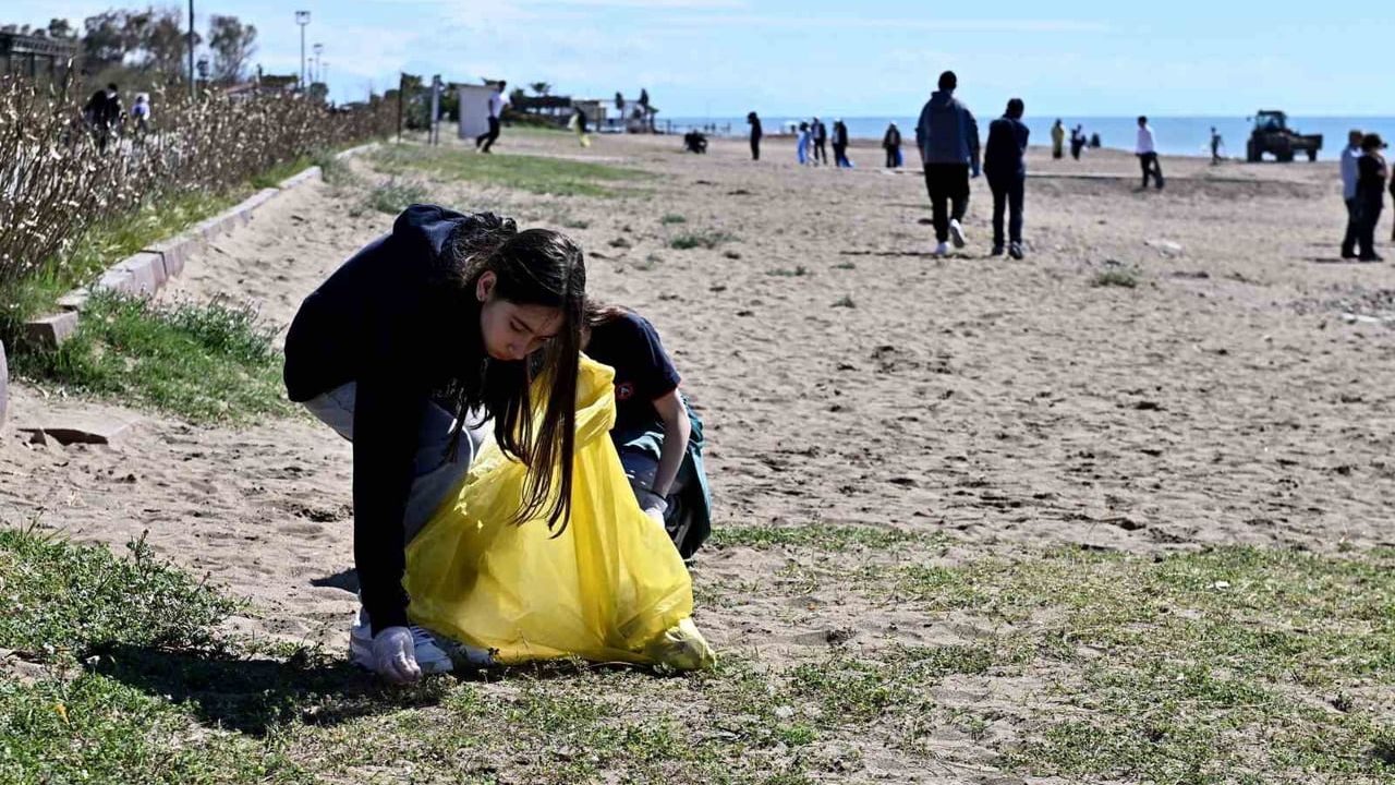 Muratpaşa Belediyesi öncülüğünde Lara Sahili'nde bilimsel plaj temizliği: Öğrenciler MLW ile veri topladı