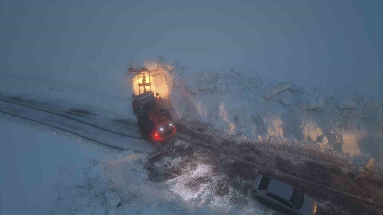 Muş'ta bahar ayında yoğun kar ulaşımı aksattı: Hasköy–Mutki güvenlik yolu çalışmalarla açık tutulmaya çalışılıyor