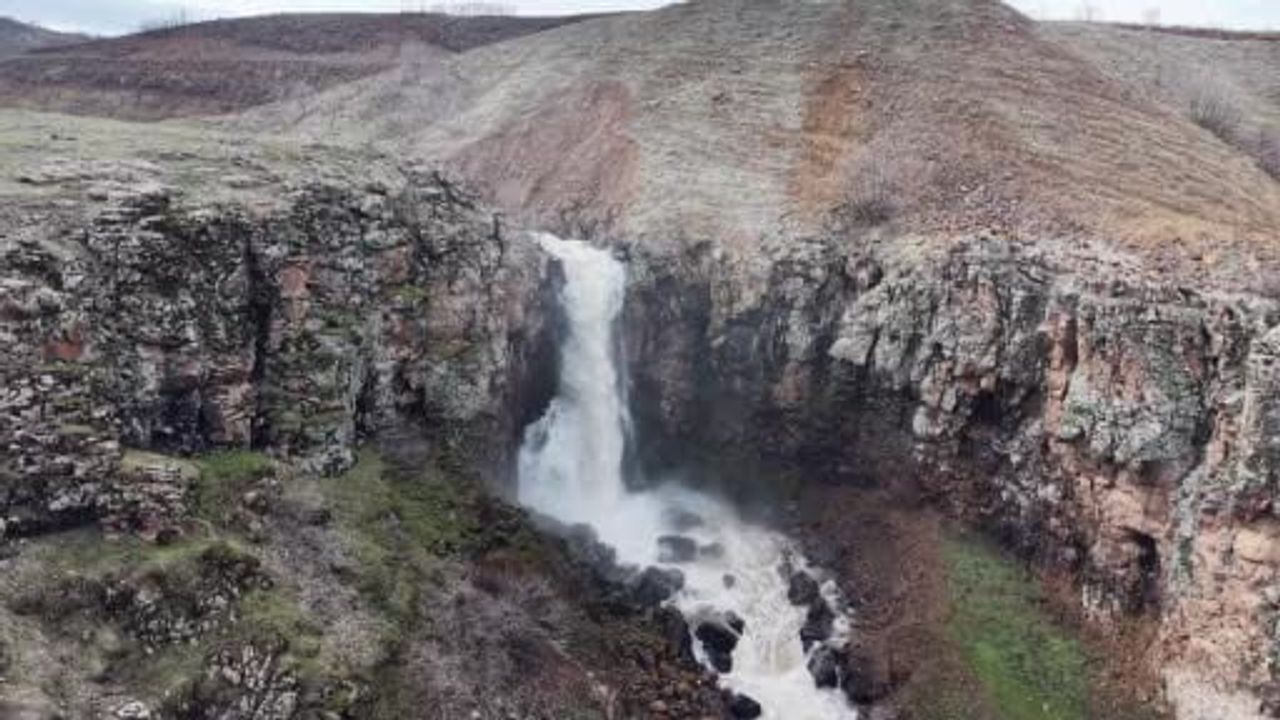 Muş'ta kar erimesi şelale ve akarsuların debisini yükseltti
