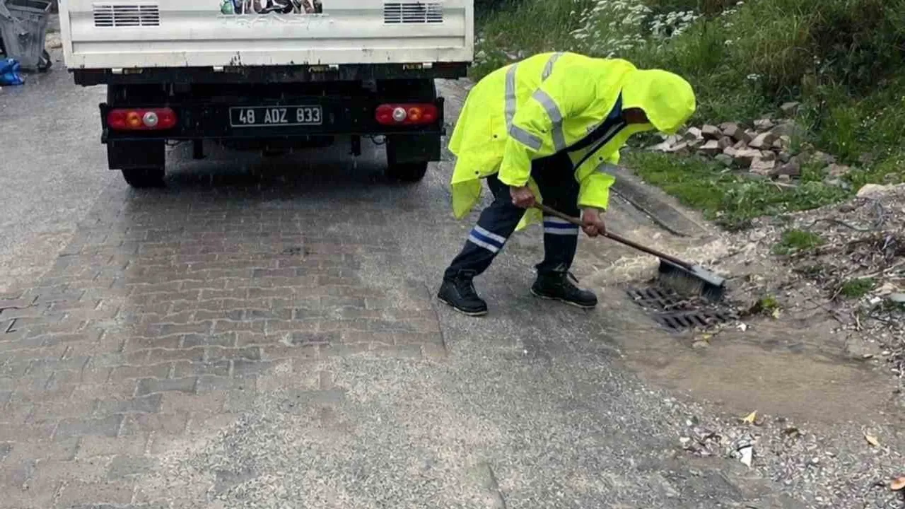 MUSKİ ekipleri Muğla'da sağanak uyarısı sonrası önleyici çalışmaları sürdürdü