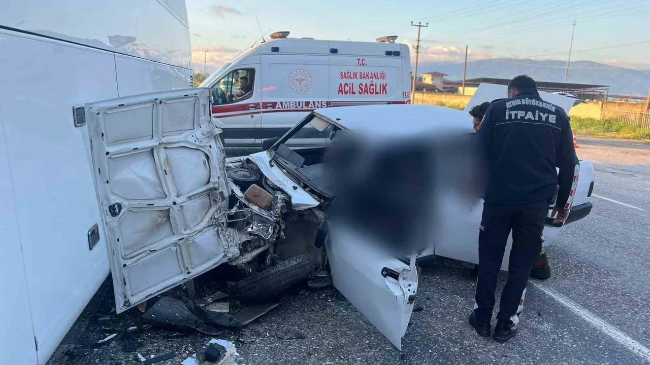 Nazilli'de yolcu otobüsü ile otomobil çarpıştı: 1 kişi hayatını kaybetti