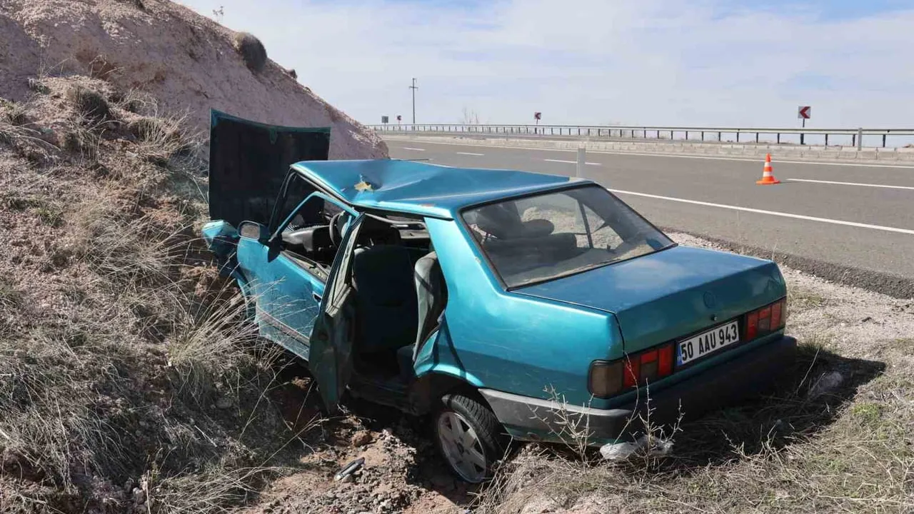 Nevşehir'de Kontrolden Çıkan Fiat Tofaş Karşı Şeride Geçip Şarampole Düştü: 1 Yaralı