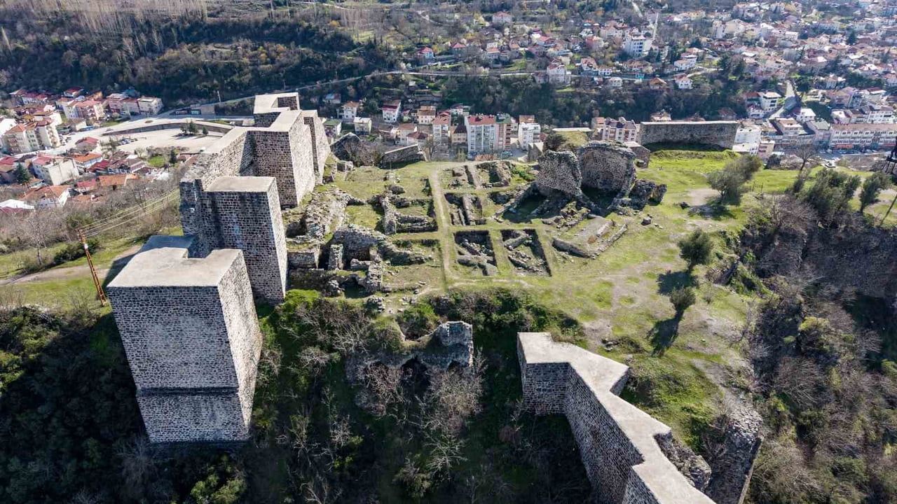 Niksar Kalesi: Binlerce Yıllık Tarihi ve Çok Katmanlı Mimari