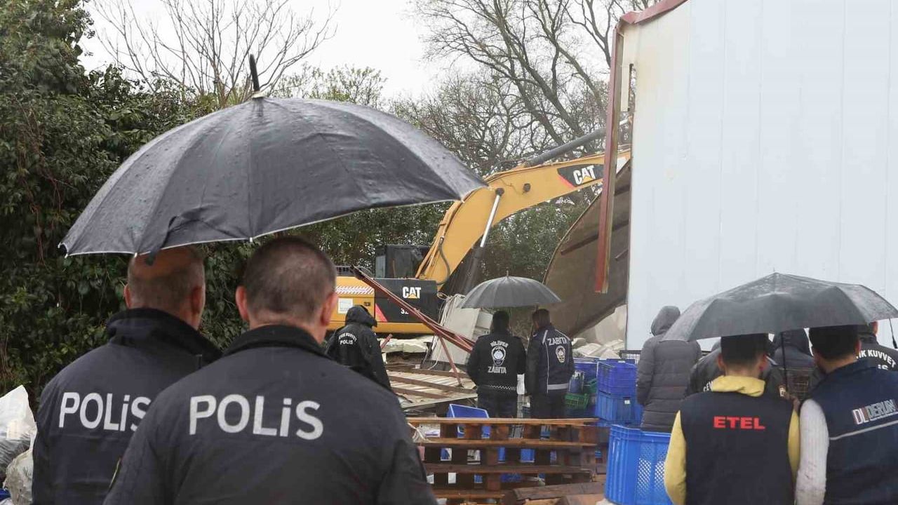 Nilüfer Belediyesi, olumsuz hava koşullarına rağmen kaçak yapı yıkımlarını sürdürdü