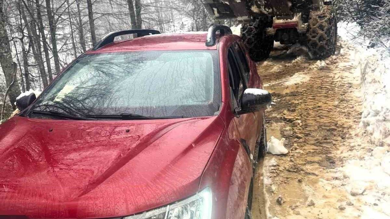Nisan Öncesi Kartepe Zirvesinde Kar Yağışı; Mahsur Kalan Araçlar Kurtarıldı
