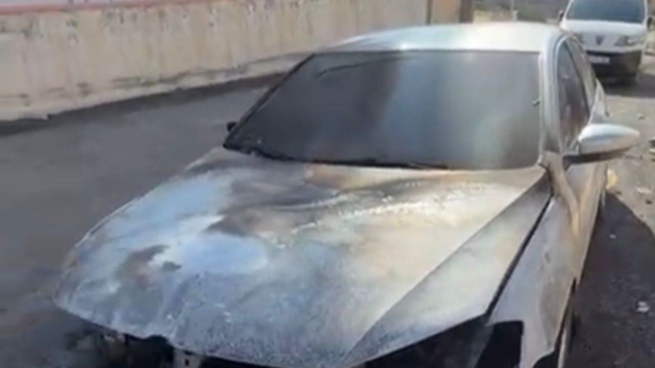 Nizip’te park halindeki lüks Volkswagen alev aldı, araç kullanılamaz hale geldi