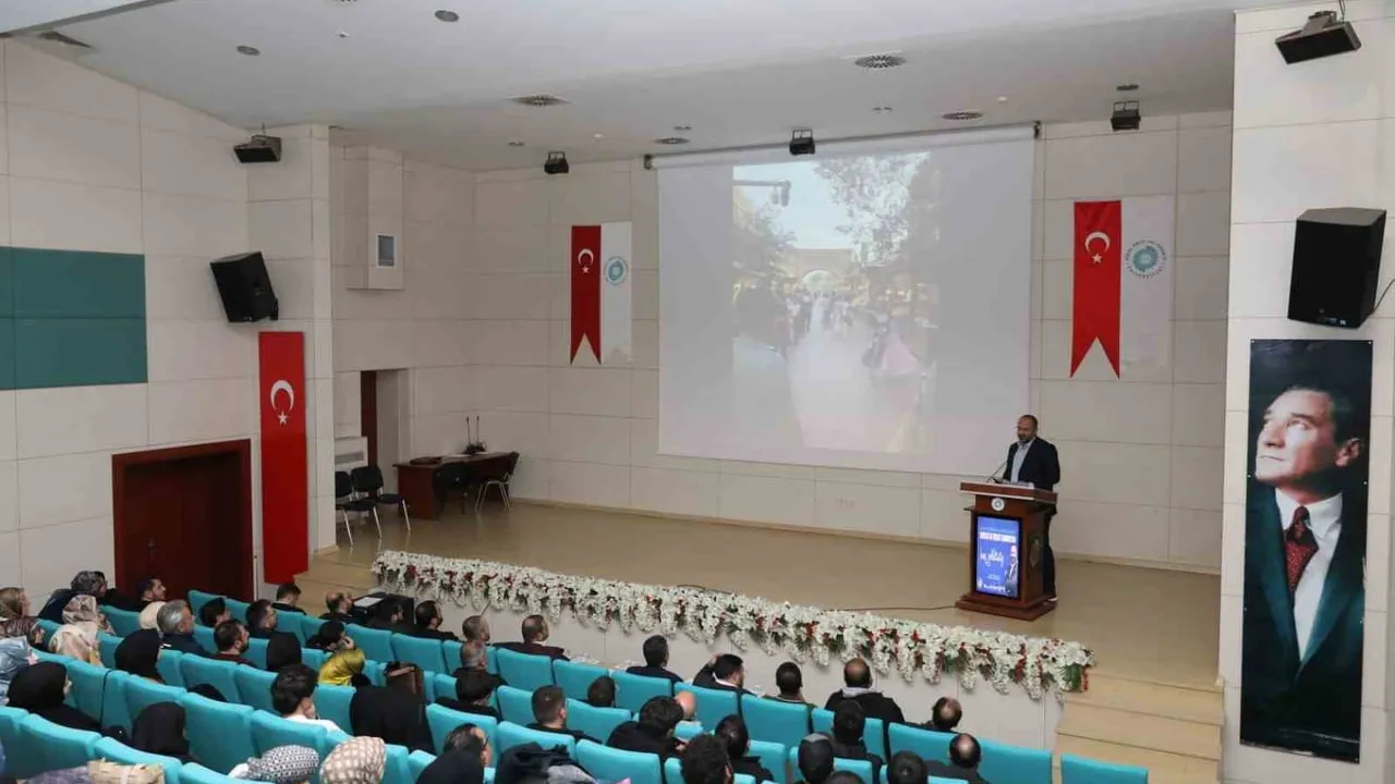 NÖHÜ'de 'Kayıp Coğrafya’nın İzinde: Kudüs ve Doğu Türkistan' konferansı yoğun katılımla düzenlendi