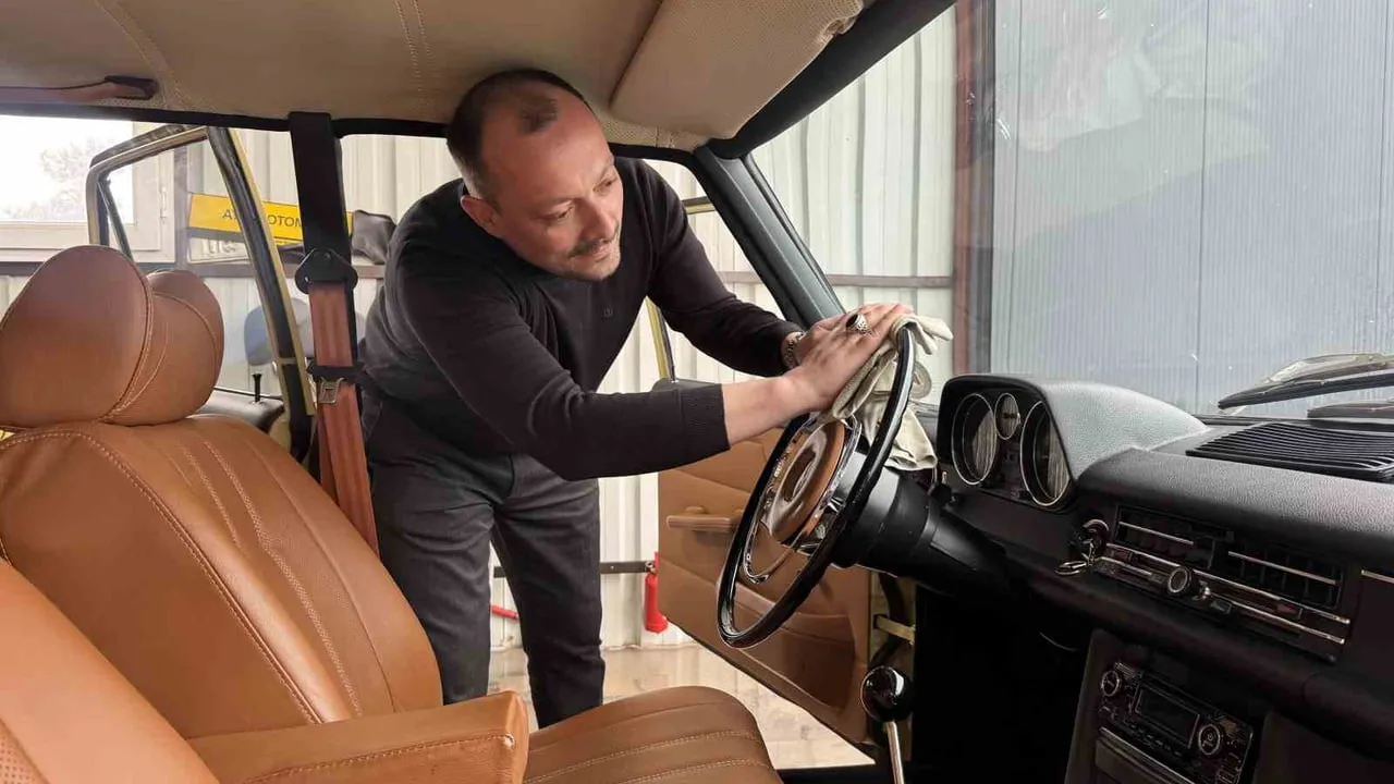 Ordu’da klasik otomobil tutkunu 1976 model aracı fabrikadan çıktığı hale getirdi