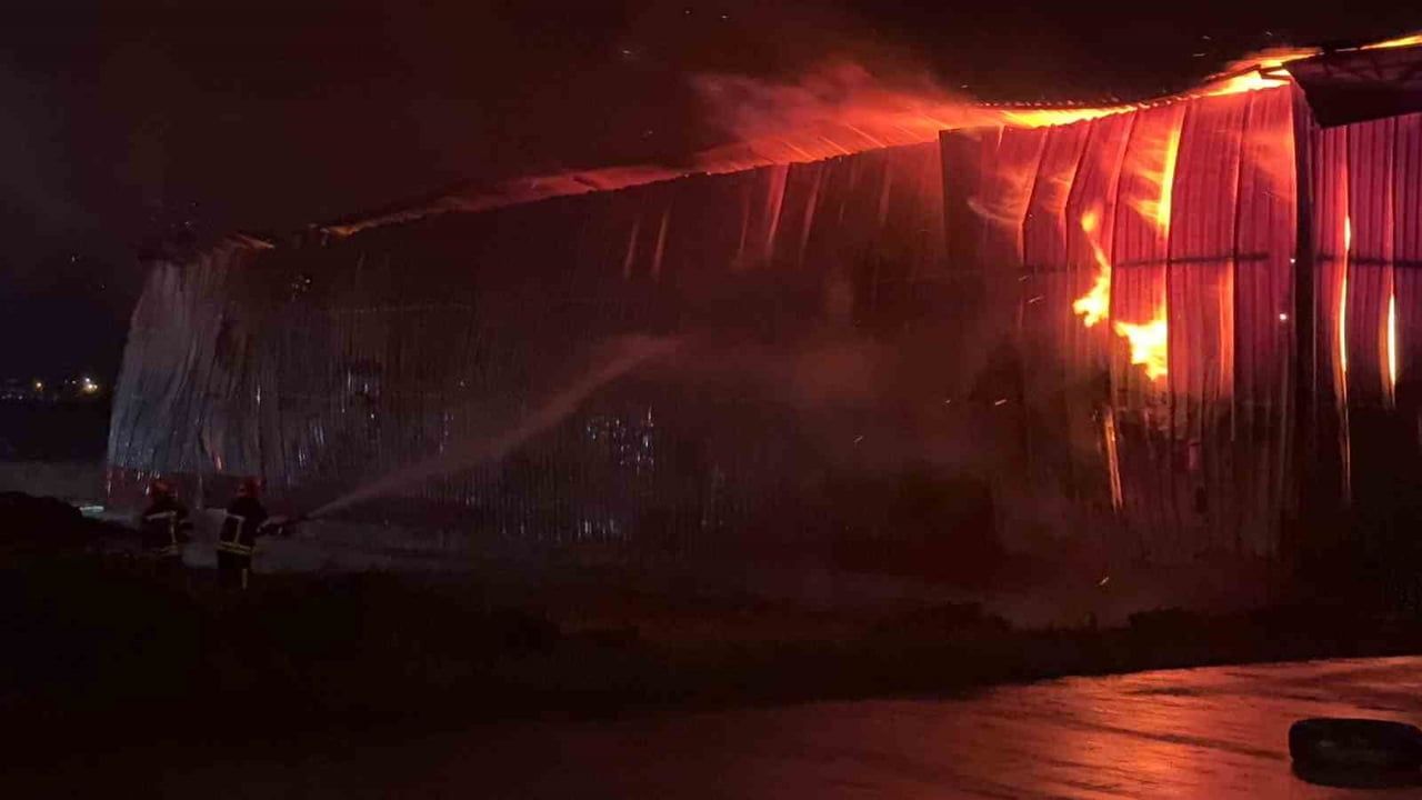 Osmaniye'de Karton Fabrikasına Yıldırım Düşmesi Sonrası Yangın