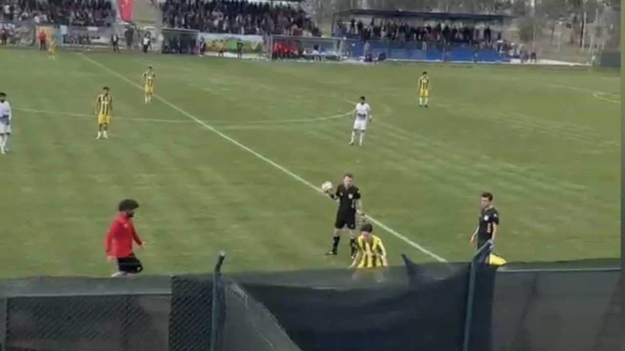 Osmaniye’de Osmaniyespor–Suvermez Kapadokyaspor maçında sahaya giren köpek oyunu durdurdu