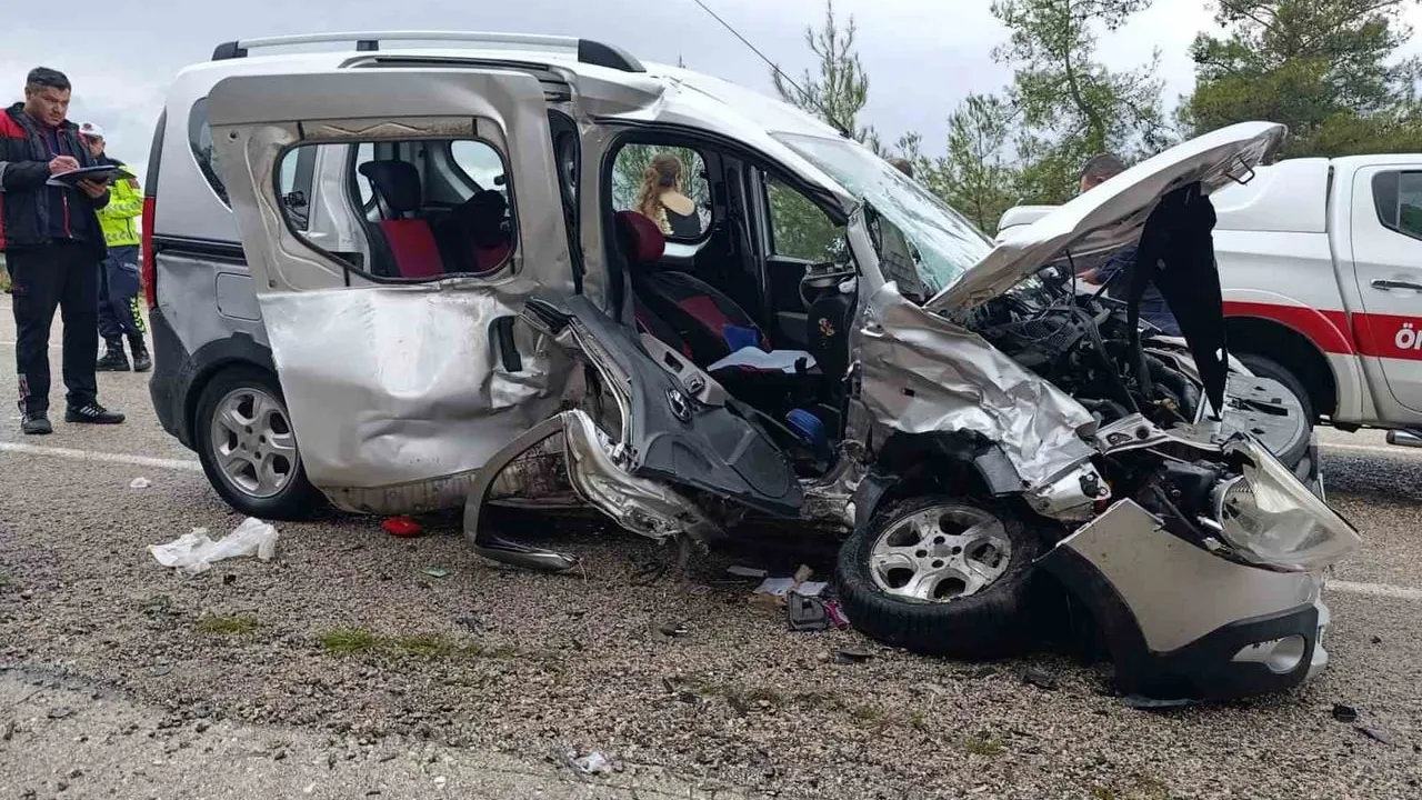 Osmaniye Kadirli'de otomobil ile hafif ticari aracın çarpışması: 6 yaralı