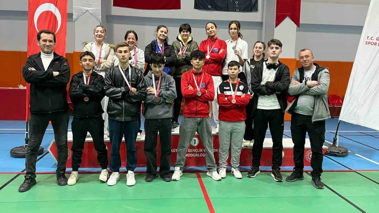Pazarlar Spor Lisesi atletizmde 15 madalya ile turnuvanın öne çıkan ekiplerinden oldu