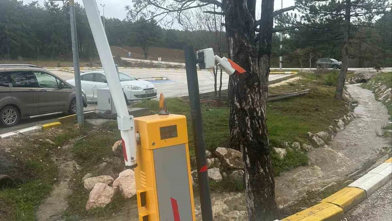 Pelitözü Gölpark Beşiktaş girişindeki turnikelere kamyon çarptı, maddi hasar oluştu