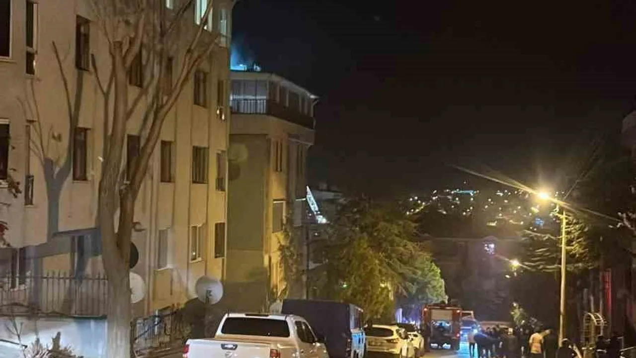 Polatlı Şehitlik Mahallesi'nde çatı katı yangını: Bina sakinleri tahliye edildi