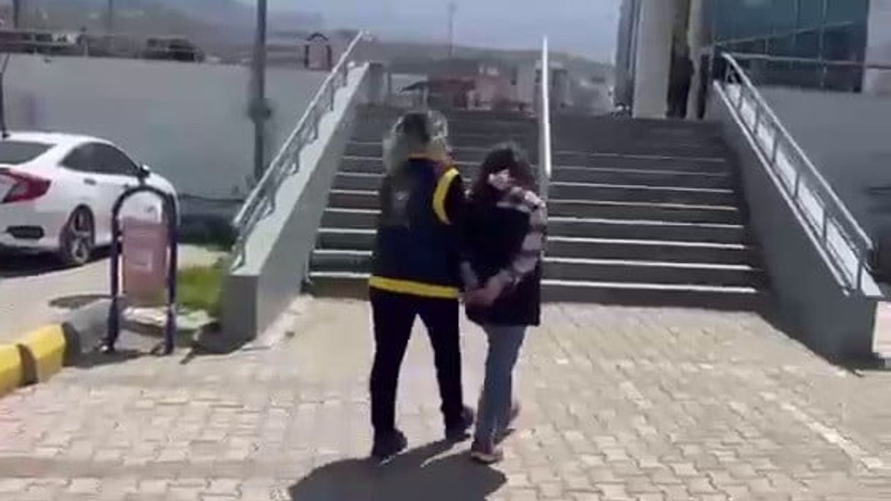 Primemal Alışveriş Merkezi'nde çocuğunun yanında hırsızlık yapan kadın güvenlik kamerasına yansıdı