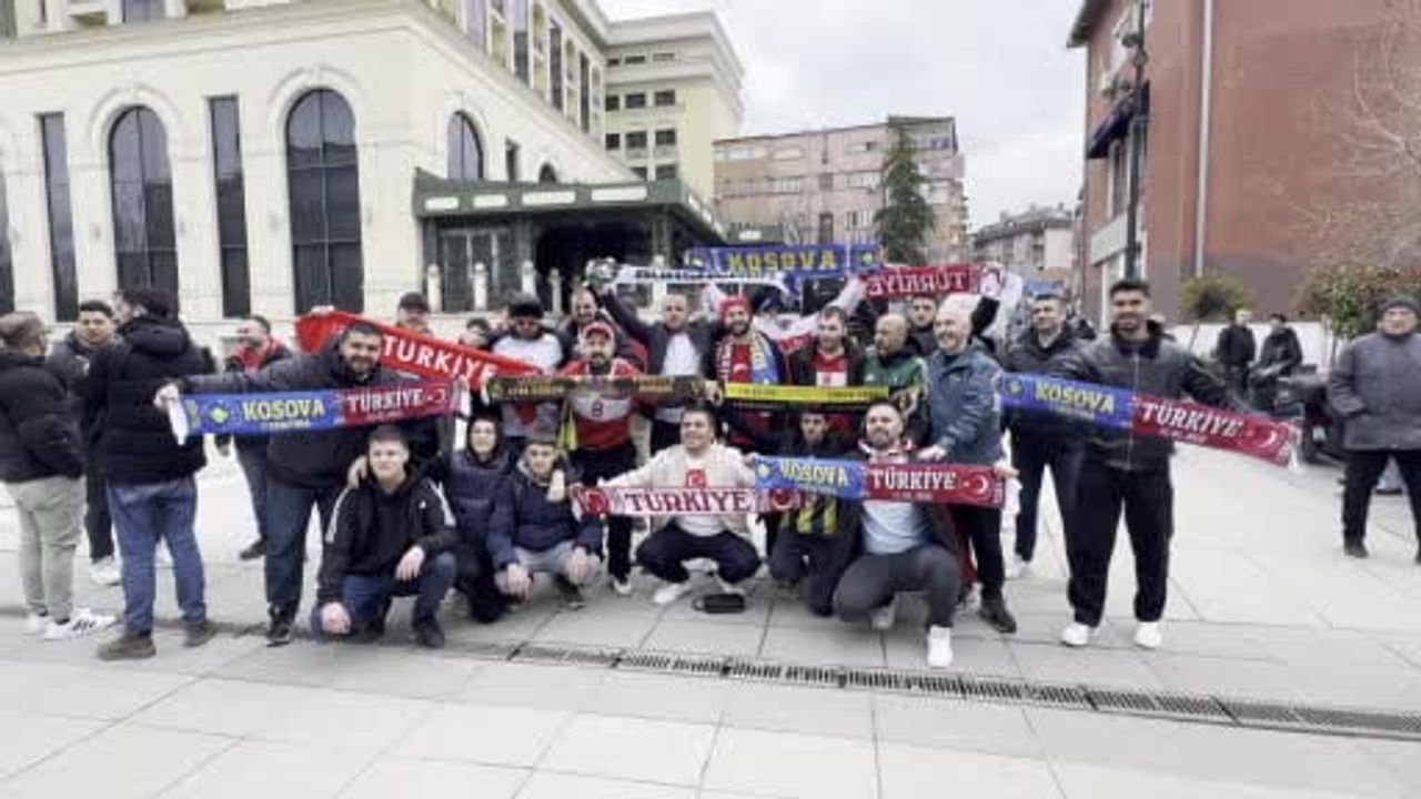 Priştine'de Türk Taraftarlar, A Milli Takımın Konakladığı Otelin Önünde Toplandı