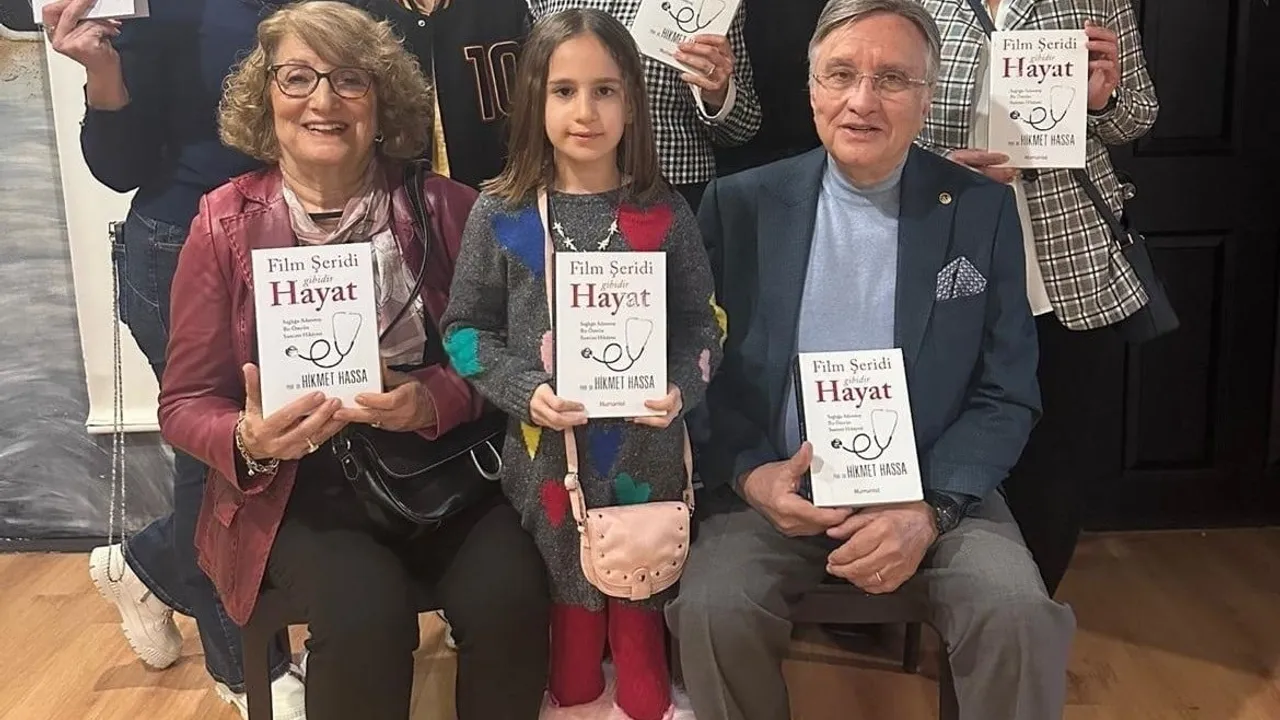 Prof. Dr. Hikmet Hassa 'Film Şeridi Gibidir Hayat' Söyleşi ve İmza Gününde Okuyucularla Buluştu
