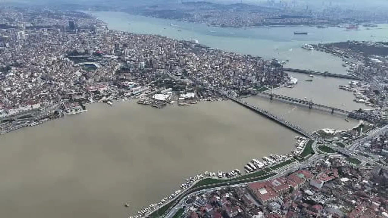 Sağanak sonrası Haliç'te çamurlu su birikimi havadan görüntülendi