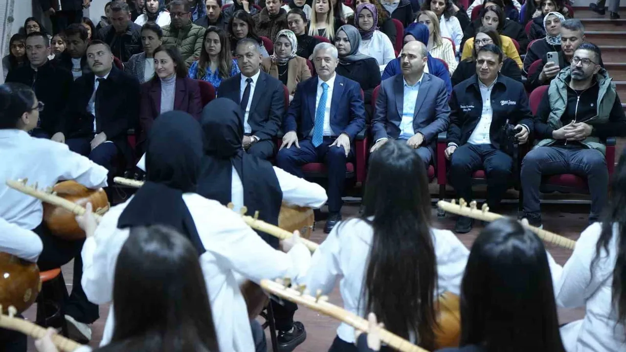 Şahinbey'de Zeliha Ziylan Lisesi öğrencileri atıkları enstrümana dönüştürdü
