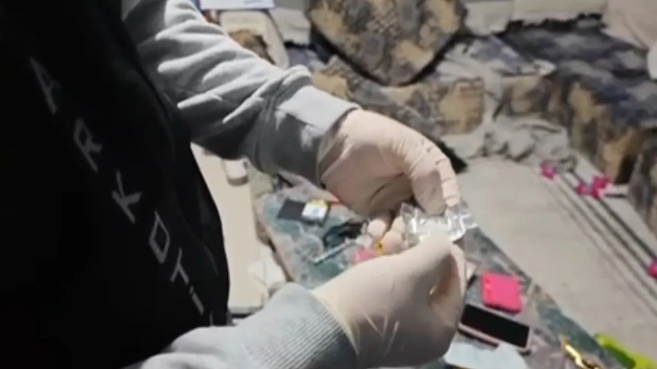 Sakarya'da uyuşturucu operasyonu: 5 gözaltı, 4 tutuklama; cezaevi firarisi yakalandı