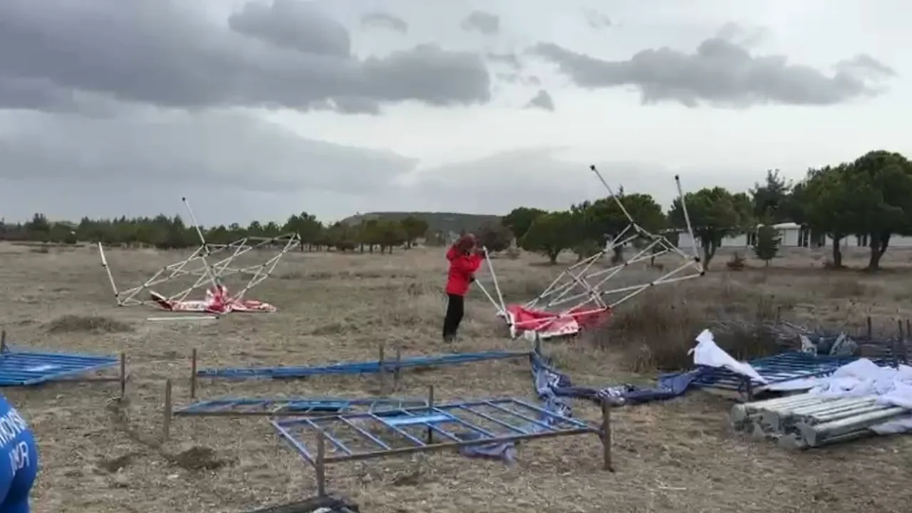 Salda Duatlonu Türkiye Kupası'nda rüzgar nedeniyle çadır ve bariyerler devrildi; yaralanma olmadı