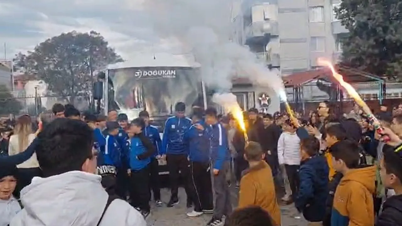 Salihli 50. Yıl Ortaokulu Hentbol Takımı Türkiye Şampiyonu Olarak Okulda Coşkuyla Karşılandı