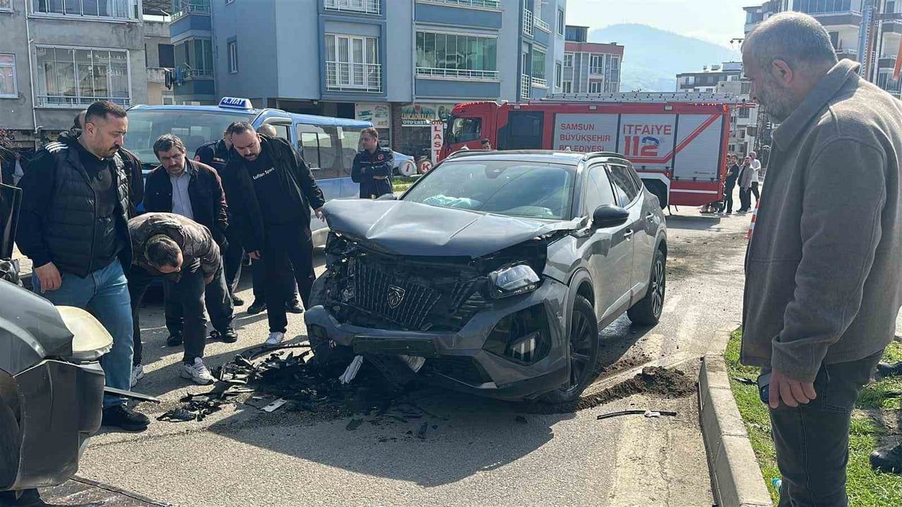 Samsun'da hafif ticari araç ile SUV kafa kafaya çarpıştı: 4 kişi yaralandı