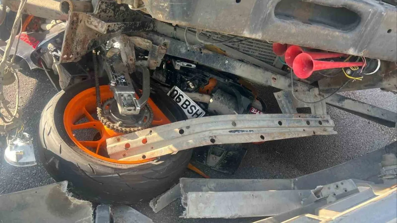 Samsun'da kamyonla çarpışan motosiklet sürücüsü hayatını kaybetti