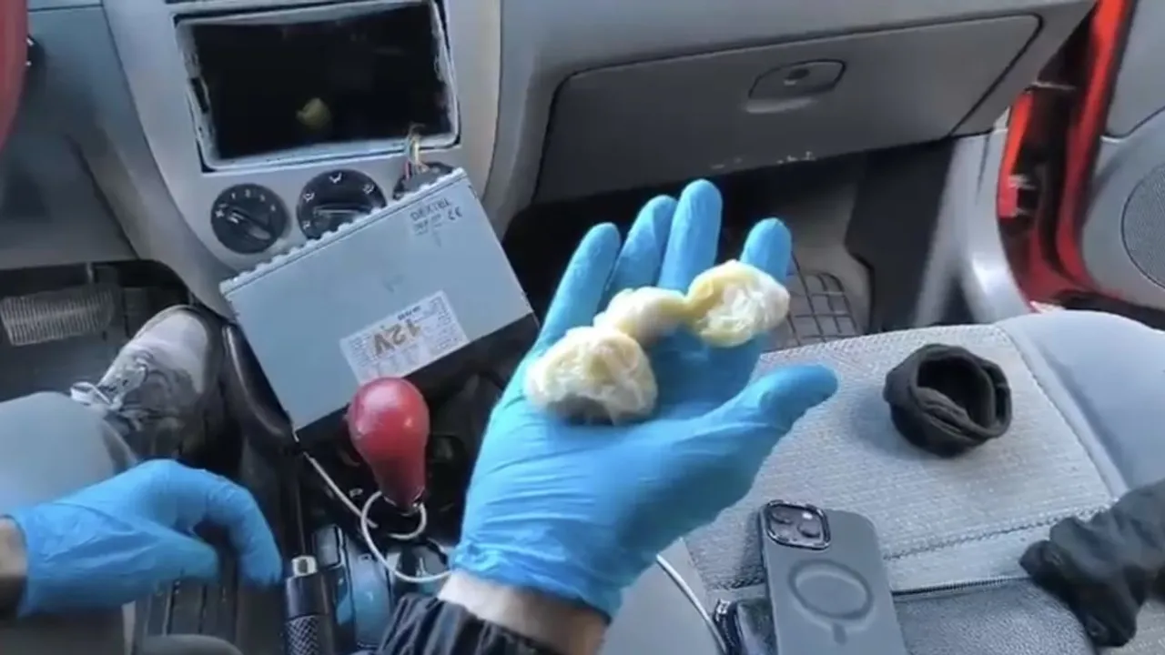 Samsun'da oto teybinin arkasına gizlenen 52 gram fubinaca ele geçirildi