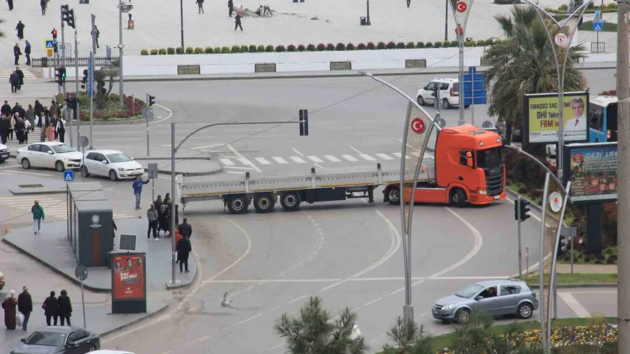Samsun'da tırın bulvarda güvenlik önlemi almadan yaptığı manevra trafiği aksattı