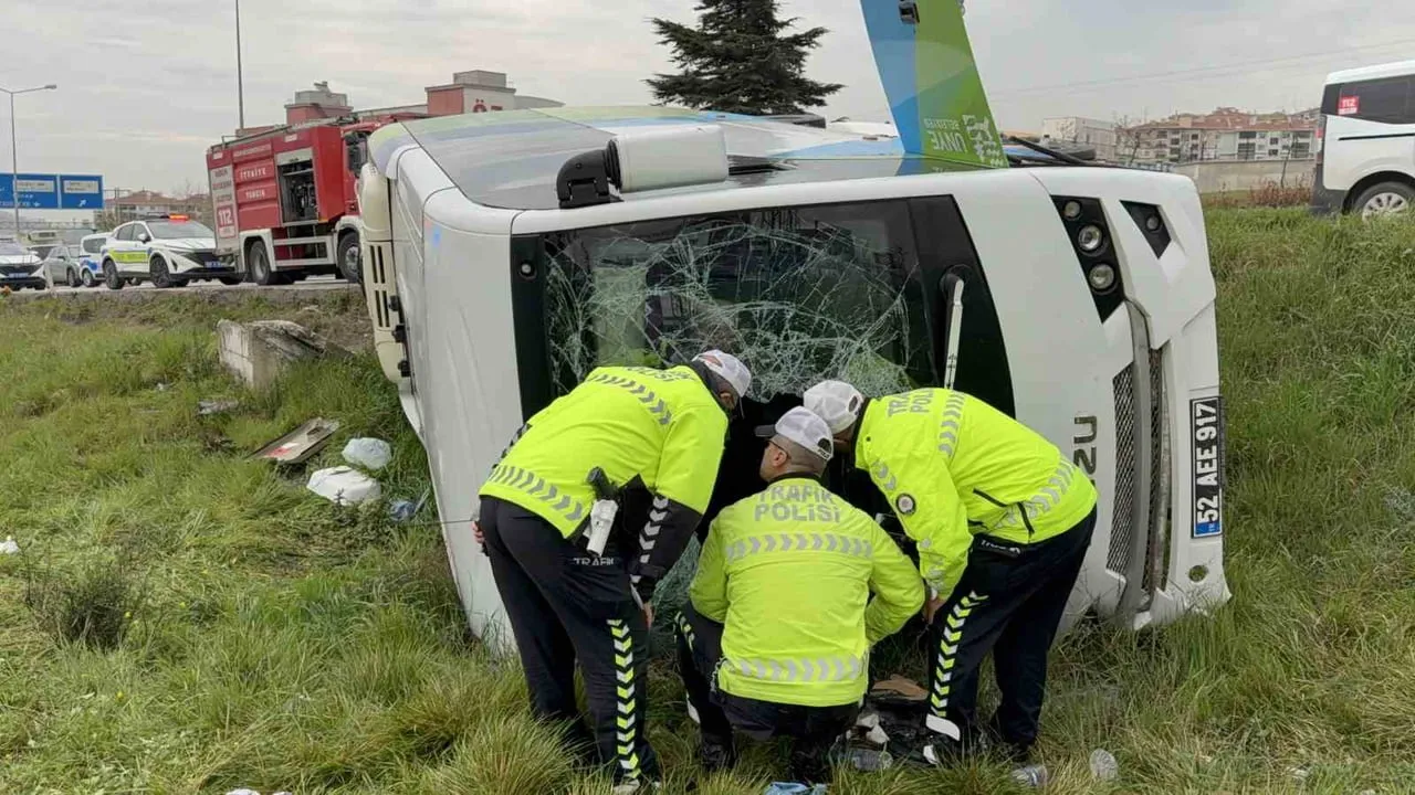 Samsun’da Ünye Fen Lisesi öğrencilerini taşıyan midibüs şarampole devrildi: 9’u öğrenci, 15 yaralı